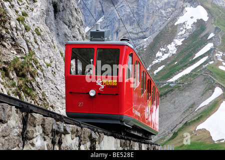 Mit 48 Prozent Steigung die steilste Zahnradbahn der Welt, die Bahn auf dem Pilatus in der Nähe von Luzern, Schweiz, Europa Stockfoto