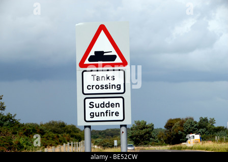 Panzer überqueren und plötzlich Schüsse Straße Warnzeichen beim Bundesheer Schießplatz Lulworth Dorset UK Stockfoto