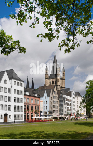 Die Kölner Altstadt mit grober St.-Martins-Dom, wie gesehen von der Bank des Rheins, Köln, Nordrhein-W Stockfoto