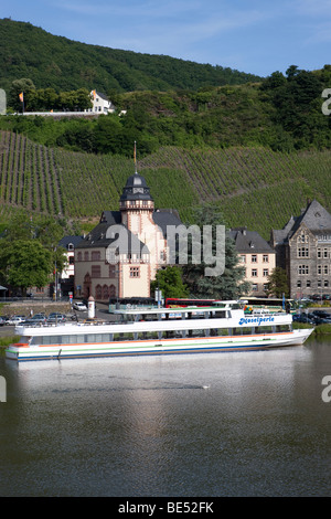 Ein Ausflugsschiff an der Mosel vorbei Bernkastel-Kues, Mosel River, Rheinland-Pfalz, Deutschland, Europa Stockfoto