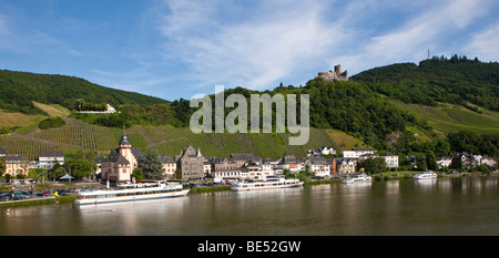 Blick auf Bernkastel-Kues, auf der Rückseite die Burgruine Landshut, Fluss Mosel, Rheinland-Pfalz, Deutschland, Europa Stockfoto