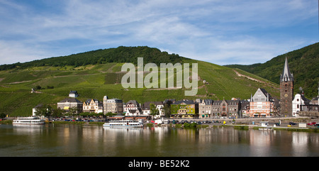 Blick auf Bernkastel-Kues, Mosel River, Rheinland-Pfalz, Deutschland, Europa Stockfoto