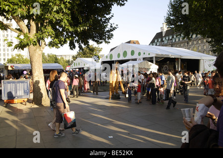 Thames Festival am Southbank, Zelte Attraktionen Straßenunterhaltung, Familientag in Londons Sommer Stockfoto