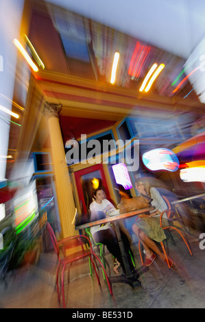 Zwei junge Frauen sitzen am Tisch draußen Cafe 360 Bardstown unterwegs in Louisville, Kentucky Stockfoto
