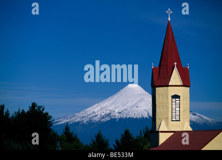 Kirche vor Vulkan Osorno, Patagonien, Lake District, Chile, Südamerika Stockfoto