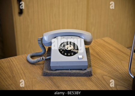 Telefon in einem Verhörraum, Gedenkstätte Berlin-Hohenschönhausen, ehemaliges Gefängnis der Geheimdienst der DDR, Berlin, Germa Stockfoto