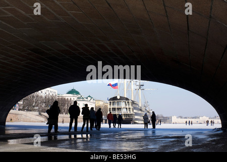 Menschen, die zu Fuß unter der Neujahrsfeste Brücke über den Fluss Newa, St. Petersburg, Russland Stockfoto