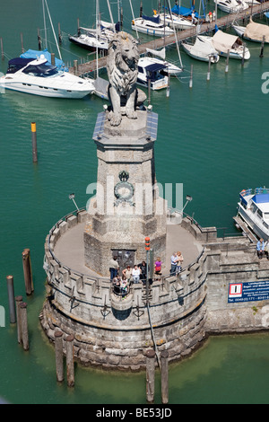 Lindau, Bayern, Deutschland, Europa. Luftaufnahme des Bayerischen Löwen-Statue an der Hafeneinfahrt am Bodensee (Bodensee) Stockfoto