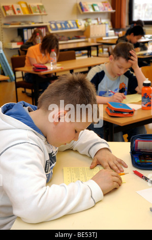 Schülerinnen und Schüler, 10 Jahre alt, während einer Prüfung Stockfoto