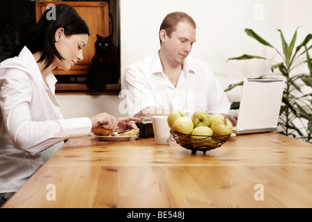 Junges Paar beim Frühstück zusammen Stockfoto