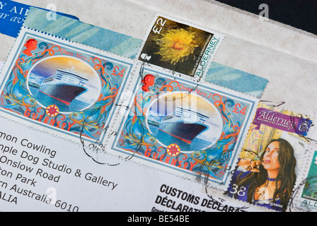 Umschlag mit bunten Briefmarken von Guernsey und zeigt Zollanmeldung Stockfoto