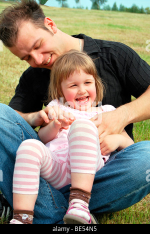 Alleinerziehender Vater kitzelt sein Kind Stockfoto