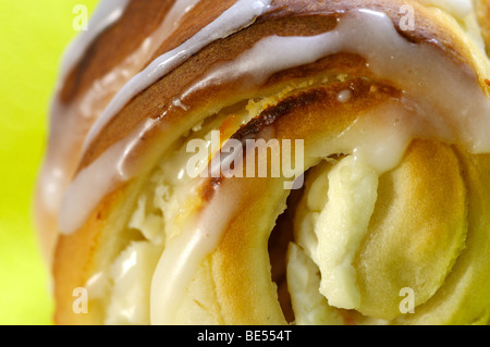 Frisch gebackene süße Brötchen mit Käse Stockfoto