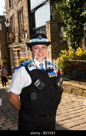 Großbritannien, England, Yorkshire, Haworth, Police Community Support Officer PCSO Helen Wynn Evans Stockfoto