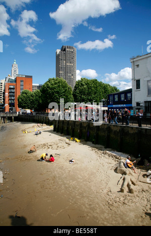 Sandskulpturen am Strand von Gabriels Wharf, South Bank, London, UK (erstellt von Sandalism) Stockfoto