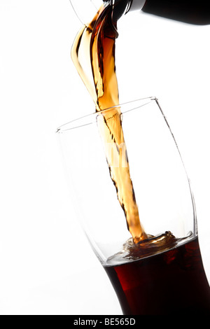 Cola in ein Glas gegossen wird Stockfoto