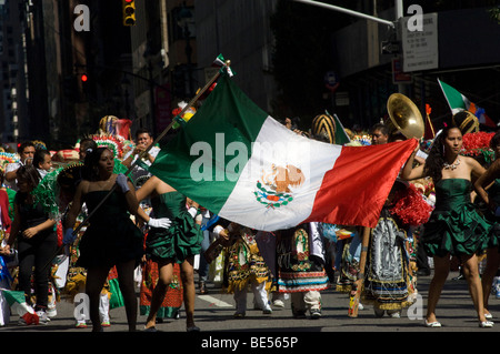 Mexican Americans sammeln auf der Madison Avenue in New York für die jährliche Parade der mexikanische Unabhängigkeitstag Stockfoto