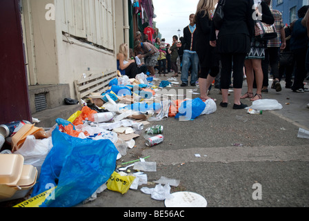 Müll sammeln in den Straßen von Notting Hill während der Ausgabe 2009 des Ereignisses. Stockfoto