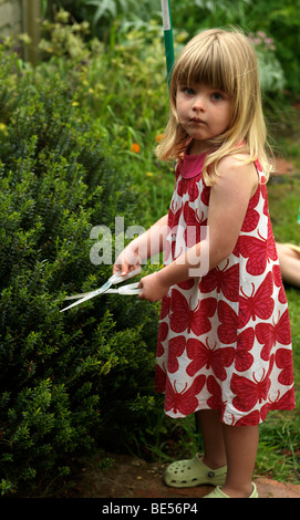 Bruder und Schwester Playing Gartenarbeit in einem wieder Garten Birmingham West Midlands Stockfoto