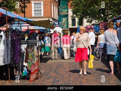 Menschen beim Einkaufen auf dem Markt in der hübschen Stadt Retford Norden Nottinghamshire England UK Stockfoto