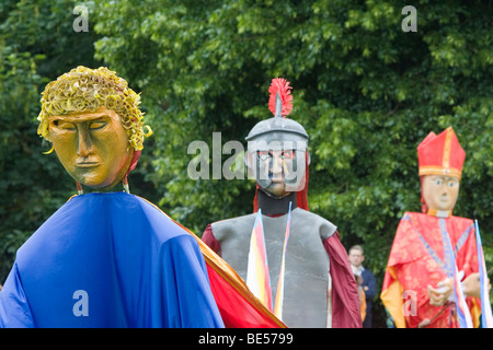 Riesige Marionetten, einschließlich Saint Alban links bei St Albans Albantide Pilgerfahrt Stockfoto