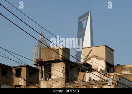 Ändern Sie in Shanghai, Abriss oder Zerstörung der chinesischen Häuser in der Stadt Shanghai World Financial Center an der Rückseite, Shanghai Stockfoto