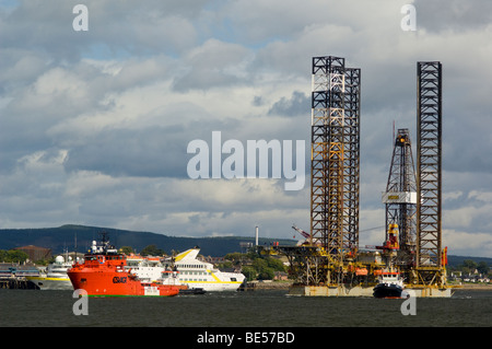 Ein Jackup Öl-Bohrinsel, die Ensco 80, geschleppt, den Cromarty Firth, vorbei an einem Kreuzfahrtschiff in Invergordon Stockfoto