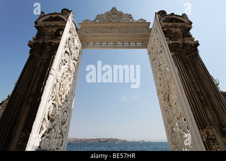 Blick durch hohe, öffnete schmiedeeisernes Tor von Bosporus, Dolmabahce Palast, Besiktas Istanbul, Türkei Stockfoto