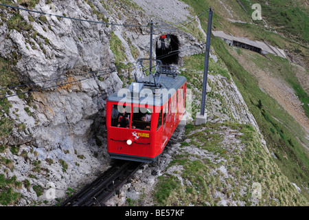 Mit 48 Prozent Steigung die steilste Zahnradbahn der Welt, die Bahn auf dem Pilatus in der Nähe von Luzern, Schweiz, Europa Stockfoto