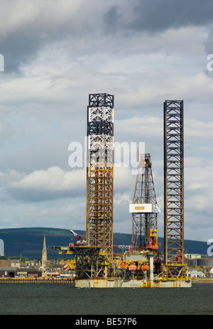 Ein Jackup Öl-Bohrinsel, die Ensco 80 im Cromarty Firth, durch die Stadt Invergordon. Stockfoto