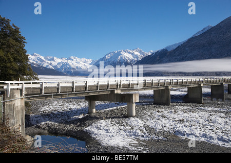 Brücke über Waimakariri River auf Arthurs Pass Road, Canterbury, Südinsel, Neuseeland Stockfoto