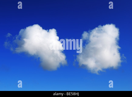 Zwillingswolken im blauen Himmel wie gespiegelte Zwillinge Stockfoto