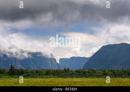 Wolken über steile Klippen von Western Brook Pond im Gros Morne National Park, Neufundland, Kanada Stockfoto