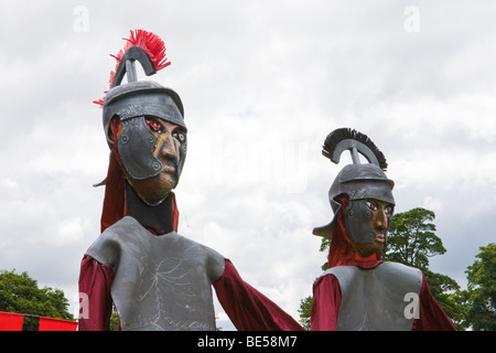 Riesige Marionetten von römischen Legionären bei St Albans Albantide Pilgerfahrt Stockfoto