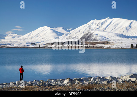 Frau von Lake Tekapo und zwei Daumen Reichweite im Winter, Mackenzie Country, Canterbury, Südinsel, Neuseeland Stockfoto