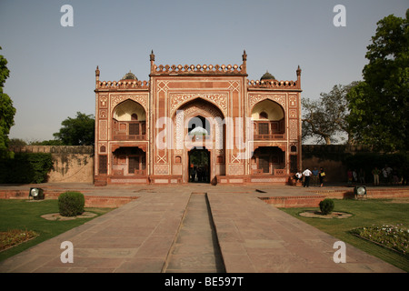 Torhaus am Grabmal des Itimad-Ud-Daulah, oder "Baby Taj" in Agra, Indien. Stockfoto