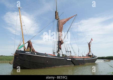 Segeln Lastkahn Flusses Alde Snape Maltings Suffolk UK Stockfoto