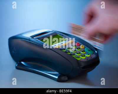 Swipe Card durch eine EFTPOS-Maschine. Stockfoto