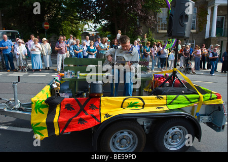 Jazz-Band auf Anhänger für die Öffnung der Parade von Brecon Jazz Festival 2009 Stockfoto