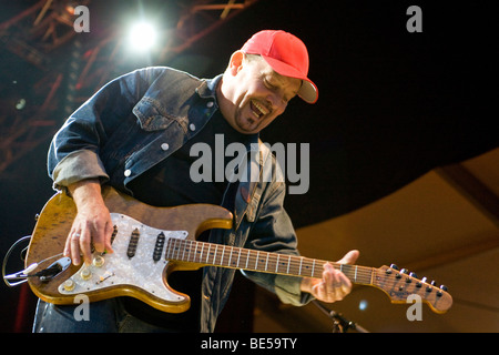 Barny Murphy, Gitarrist der deutschen Band Spider Murphy Gang live auf dem Openquer-Festival in Zell am See, Schweiz Stockfoto