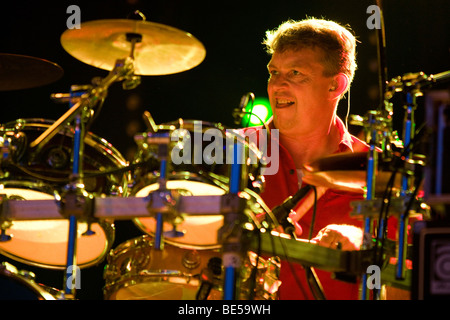 Paul Dax, Schlagzeuger der deutschen Band Spider Murphy Gang live auf dem Openquer-Festival in Zell am See, Schweiz Stockfoto