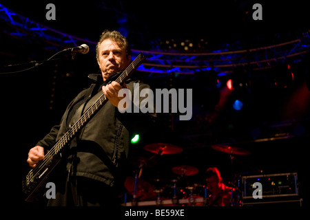 Guenther Sigl, Sänger und Frontmann der deutschen Band Spider Murphy Gang live beim Openquer Festival in Zell am See, Schweiz Stockfoto