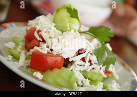 Traditionelle bulgarische Salat aus Tomaten, Gurken, Paprika und Käse Stockfoto