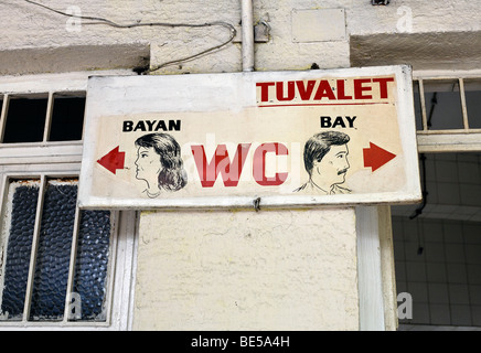 WC-Schild mit naiv gemalten Köpfe von Männern und Frauen, buchen-Basar, Beyazit-Platz, Istanbul, Türkei Stockfoto