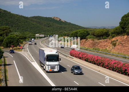 Fahrzeuge fahren auf der Autobahn A8, La Provencale in Südfrankreich. Stockfoto