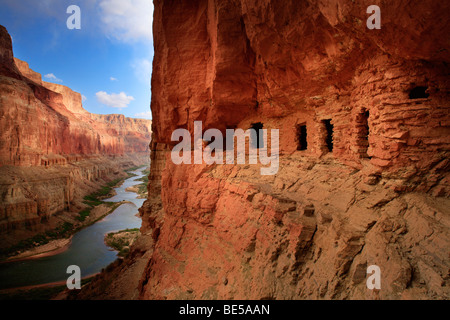 Alte indianische (Anasazi) Getreidespeicher Ruinen im Grand Canyon National Park in der Nähe von Nankoweap Bach Stockfoto