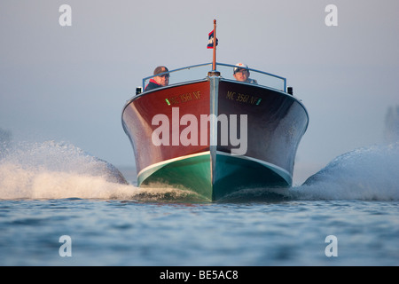 Einer antiken, hölzernen Boot nähert sich mit hoher Geschwindigkeit. Stockfoto