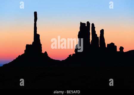 Erstes Licht am Yei-Bi-Chai Felsen in Monument Valley Stockfoto