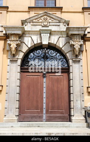 Das Portal des alten Schlachthofes in der Altstadt von Augsburg, Bayern, Deutschland, Europa Stockfoto