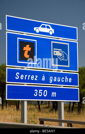 Französische Sprache Verkehrszeichen Warnung der Mautstation weiter auf der Autobahn A8 La Provencale in Südfrankreich. Stockfoto